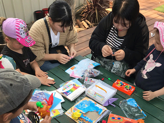 【オーストラリア修学旅行2日目　幼稚園訪問】Aグループはシドニー周辺の幼稚園を訪問してきました。オーストラリアの保育施設についてお話を聞いたり、園児たちと歌を歌ったり、シャボン玉や折り紙、けん玉などでふれあいを楽しみました。