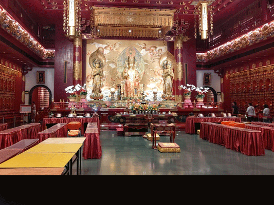 【シンガポール修学旅行2日目観光】チャイナタウンらしい仏教寺院でお参りしました。
