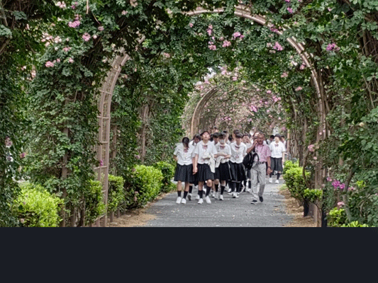 【シンガポール修学旅行3日目合同礼拝】生徒代表の日頃の平和な生活への感謝のあいさつの後、公園内を見学しました。