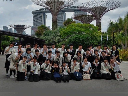 【シンガポール修学旅行3日目クラス写真】ガーデンズバイザベイに入館する前にスーパーツリーとマリーナベイサンズをバックにクラス写真を撮りました。すばらしい背景です。
9組