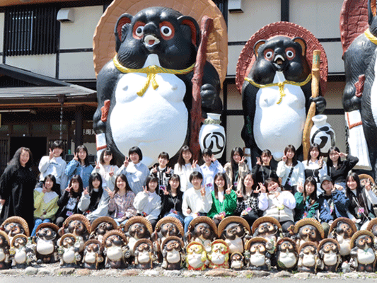 【修学旅行1日目】信楽陶苑たぬき村で記念撮影７組