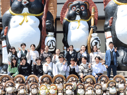 【修学旅行1日目】信楽陶苑たぬき村で記念撮影８組