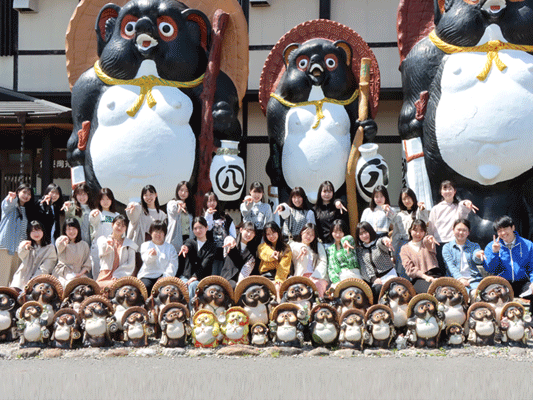 【修学旅行1日目】信楽陶苑たぬき村で記念撮影９組