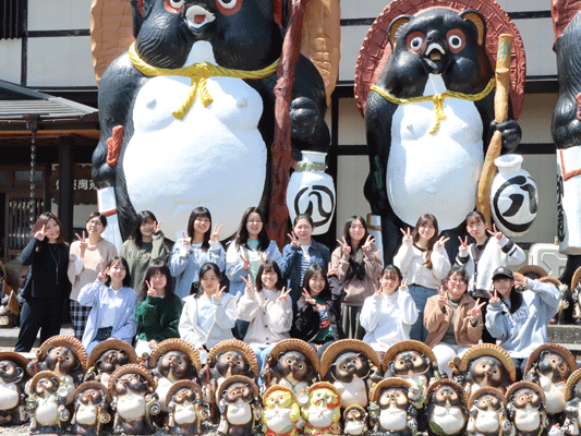 【修学旅行1日目】信楽陶苑たぬき村で記念撮影10組