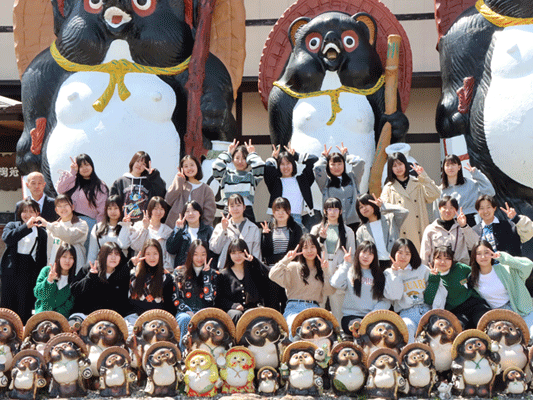 【修学旅行1日目】信楽陶苑たぬき村で記念撮影２組