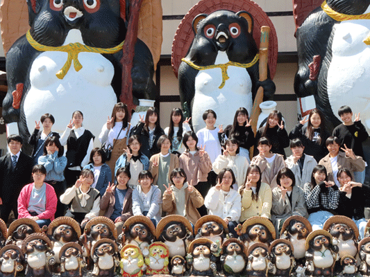 【修学旅行1日目】信楽陶苑たぬき村で記念撮影３組
