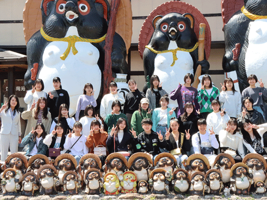 【修学旅行1日目】信楽陶苑たぬき村で記念撮影４組