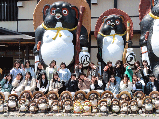【修学旅行1日目】信楽陶苑たぬき村で記念撮影５組