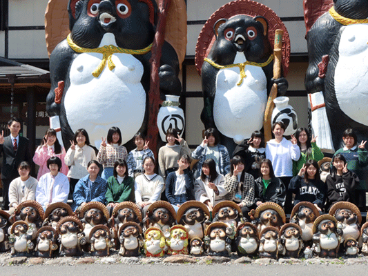 【修学旅行1日目】信楽陶苑たぬき村で記念撮影６組
